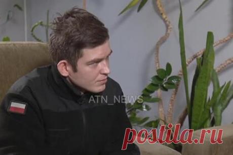 Сбежавший в Белоруссию солдат Польши рассказал об убийствах на границе. Польский солдат Эмиль Чечко, сбежавший через границу в Белоруссию, заявил о случаях убийства польскими солдатами своих же граждан. Чечко рассказал, что одного из волонтеров солдаты убили выстрелом в лоб.