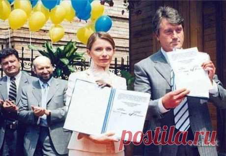 Майдан стоял за то, чтоб во власти были новые люди. Вот те люди с заднего плана поменяли людей с переднего. Вот она вся суть революции.