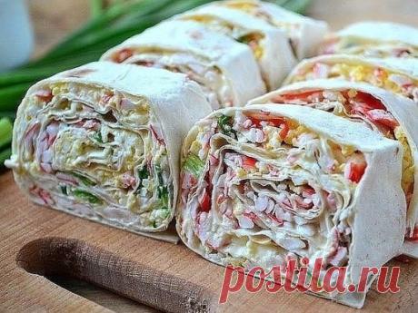 ОТМЕННАЯ ЗАКУСКА ИЗ ЛАВАША С КРАБОВЫМИ ПАЛОЧКАМИ 🍴
Никогда Вам не наскучит 😋
Ингредиенты:
● Лаваш — 1 Штука (лист)
● Крабовые палочки — 200 Грамм
● Яйца — 2 Штуки
● Зеленый лук — 2-3 Штук
● Майонез — 2 Ст. ложки
Приготовление:
1. Подготовьте все необходимые ингредиенты. Яйца отварите вкрутую, охладите и очистите.
2. Крабовые палочки натрите на крупной терке или разделите тупой стороной ножа на волокна.
3. Яйца натрите на мелкой терке.
4. На рабочей поверхности разложите лист лаваша. Сбрыз