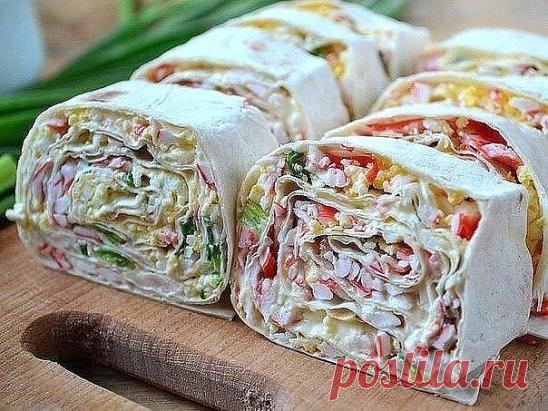 ОТМЕННАЯ ЗАКУСКА ИЗ ЛАВАША С КРАБОВЫМИ ПАЛОЧКАМИ 🍴
Никогда Вам не наскучит 😋
Ингредиенты:
● Лаваш — 1 Штука (лист)
● Крабовые палочки — 200 Грамм
● Яйца — 2 Штуки
● Зеленый лук — 2-3 Штук
● Майонез — 2 Ст. ложки
Приготовление:
1. Подготовьте все необходимые ингредиенты. Яйца отварите вкрутую, охладите и очистите.
2. Крабовые палочки натрите на крупной терке или разделите тупой стороной ножа на волокна.
3. Яйца натрите на мелкой терке.
4. На рабочей поверхности разложите лист лаваша. Сбрыз