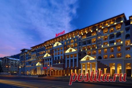 Сейчас современный отель «Sochi Marriott Krasnaya Polyana» может предложить собственным клиентам комфортабельный отдых с пользой для здоровья. Именно здесь имеется все, что надо для прекрасного времяпрепровождения, и посетители ощущают себя словно на самом лучшем курорте. Недалеко от гостиницы расположены бары, рестораны и интересное казино, где любители азарта могут попытать свою удачу.