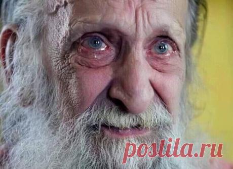 «Сынок, возьми меня на Пасху,
Я так устал от запаха лекарств.
Кругом ремонт, строители льют краску,
Бумаги подпишу все без мытарств.
К Марии нужно съездить на могилу,
Уж третий год я не был у неё.
Тут день за днём теряю свою силу,
А скоро закружится вороньё.
Ты не волнуйся, я в прихожей лягу,
Пробуду дома я всего два дня.
У главврача сам подпишу бумагу,
Сынок! На Пасху забери меня!
Один в палате, всех давно забрали,
Как сыч сижу весь день я у окна.
ДетЯм ходячих всех уже о...