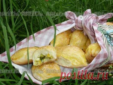 Пирожки в духовке с луком, рисом и яйцом от Инны Кондрашовой

25 г свежих дрожжей;
250 мл молока;
1 яйцо;
1 ч. л. соли;
1 ст. л. сахара;
2 ст. л. растительного масла;
30 г сливочного масла;
мука (сколько возьмет тесто).
Для начинки:
70 г риса;
1 пучок зеленого лука;
50 г сливочного масла;
4 яйца;
соль, черный молотый перец;
кунжут для посыпки - по вкусу;
1 яйцо для смазывания пирожков.