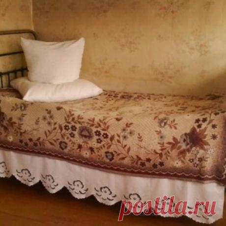 Можно ли спать на кровати, диване умершего родственника Существует такое выражение: «Лучше спать на могиле покойника, нежели на его кровати!». Возможно, в этом есть доля правды. Если человек длительное время болел, испытывал на кровати сумасшедшие муки, а в конце концов на ней же