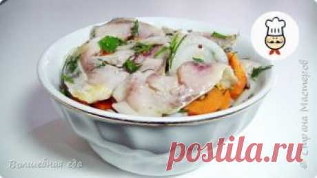 Самая вкусная СЕЛЬДЬ на НОВЫЙ ГОД Обязательно приготовьте на Новогодний Стол такую сельдь. Готовится быстро и просто. Результат вас поразит. ПРЕДУПРЕЖДАЮ!!!! Это настолько вкусно, что нужно готовить сразу минимум две порции. Ингредиенты:• Сельдь слабосольная – 1 шт.• Лук – 1 шт.• Горчица с зернами – 1 ч. л.• Укроп, петрушка - по 5-6 веточек• Морковь – 1 шт.• Сахар – 3 ст. л.• Вода – 8 ст. л.• Уксус – 8 ст. л.• Лавровый лист – ...