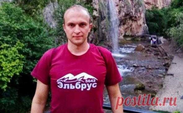 Осужденного во Франции на 10 лет российского фаната досрочно освободили. Павел Косов был приговорен к 10 годам тюремного заключения в декабре 2020 года. Его признали виновным в нападении на англичанина Эндрю Бэйча во время чемпионата Европы 2016 года, в результате чего мужчина был частично парализован