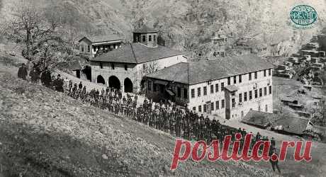 Հաճընի Սուրբ Յակոբ Վանքը
Hacın Surp Hagop Manastırı
Վանքը եւ որբանոցը (Աղբիւր՝ Bibliothèque Orientale-USJ)Մոտավորապես 1900-ականների սկզբին:
Սա ժամանակակից շենքի լուսանկար է
Սուրբ Յակոբ վանքը գտնվում է հարավ-արևելքում Տավրոսի լեռներում (Ալադագլար), նույն անունով լեռան ստորոտում, 1300 մ բարձրության վրա,[Սեյհան] գետի մի ճյուղ,Հաճընից [Սաիմբեյլի] արևմուտք:
Ըստ կանխատեսումի այն հիմնադրվել է 11-րդ դ.,վանքը 1-ին անգամ գրանցվել է 16-րդ դարում `1554-ին Եփիսկոպոս Խաչադուրի կողմից ավարտված