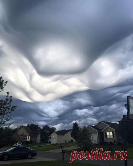 Nuvens de Asperitas sobre Kentucky.
  ·   ·