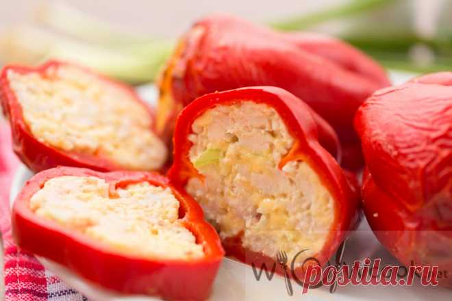 Вкусный фаршированный перец с курицей и сыром в духовке Фаршированный перец с курицей может употребляться и в горячем, и в холодном виде. В горячем виде — это вкусное второе блюдо с сочной начинкой и тянущимся сыром. А если дать перцам остыть, их можно будет порезать и подавать в качестве закуски...