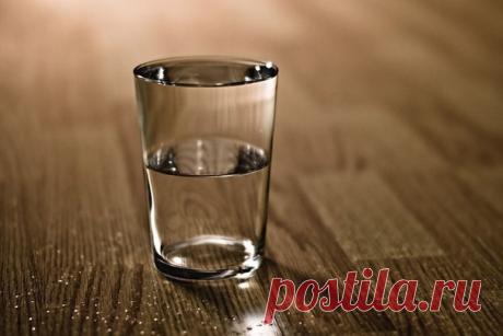 Стакан воды на ночь позволяет избежать инсульта и сердечного приступа

Всегда есть что-то, что мы еще не знаем ...Я спросил врача, почему у людей часто происходит обильное мочеиспускание в ночное время.

Ответ от моего кардиолога - сила тяжести удерживает воду в нижней части вашего тела, когда вы находитесь в вертикальном положении, обычно днем ноги опухают. Когда вы ложитесь и нижняя часть тела (ноги и т.д.) оказывается на уровне с почками, это то, что заставляет почки уд...