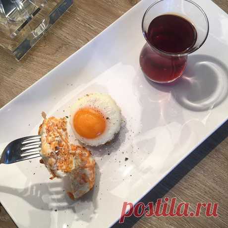 Привет всем 🙋🏽
Мой очень поздний завтрак: запечённый духовке батат с яйцом 😊
Получились очень красивыми, но я никак не могу привыкнуть к вкусу батата 😕