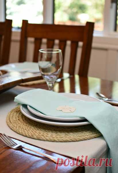 Круглые подставки под тарелки своими руками 
 
Подставки под тарелки − очень полезная и нужная в доме вещь. Следуя приведенной здесь инструкции вы сможете сделать 6 симпатичных подставок из веревки, которые подойдет к любому декору.

Материалы: 
-Веревка 3/8 дюйма толщиной (200 футов, чтобы сделать 6 подставок) 
-Ткань для основы 
-Горячий клеевой пистолет и клеевые стержни 
-Ножницы 
-Рулетка/линейка 
-Шаблон подставки