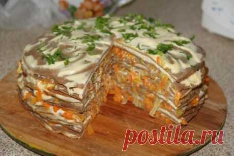 Готовим изумительный лёгкий печеночный торт
Надо взять:
2 куриных грудки (400 г филе),
800 г печени (у меня говяжья).
(можно вообще на одной печени сделать без добавления филе).
1 большая луковица,
2 зубчика чеснока,
4 яйца,
0.3 стакана молока 1,5%,
3-4 ст.ложки отрубей,
соль,
перец (по вкусу),
можно добавить зелень,
разрыхлитель.
для крема:
натур. йогурт 250-300 г
зубчик чеснока
укроп
морковь 2 шт
2 луковицы
соль
Приготовление:
Сырое филе и печенку прокрутить через мясорубку вместе с луком и