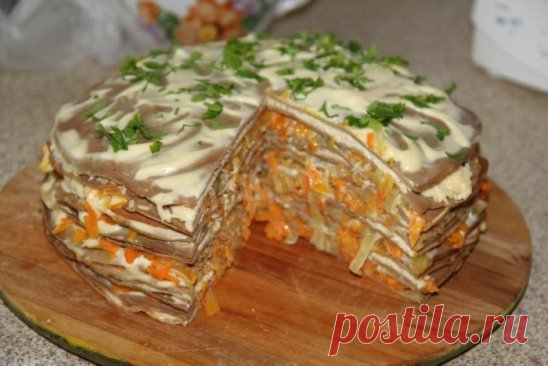 Готовим изумительный лёгкий печеночный торт
Надо взять:
2 куриных грудки (400 г филе),
800 г печени (у меня говяжья).
(можно вообще на одной печени сделать без добавления филе).
1 большая луковица,
2 зубчика чеснока,
4 яйца,
0.3 стакана молока 1,5%,
3-4 ст.ложки отрубей,
соль,
перец (по вкусу),
можно добавить зелень,
разрыхлитель.
для крема:
натур. йогурт 250-300 г
зубчик чеснока
укроп
морковь 2 шт
2 луковицы
соль
Приготовление:
Сырое филе и печенку прокрутить через мясорубку вместе с луком и