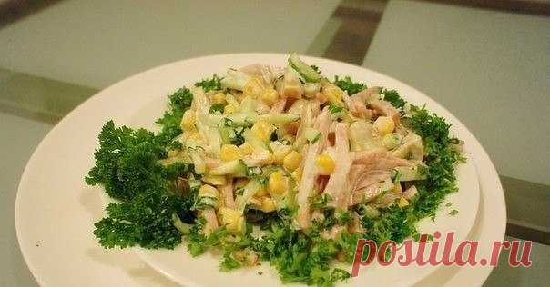 Итальянский салат. 

Ингредиенты: 
Кукуруза консервированая 340 г 
Грибы маринованные 300 г 
Огурцы 96 6 шт 
Ветчина 45 340 г 
Лук зеленый 138 60 г 
Майонез 160 200 г 

Нарезаем грибы маринованные. 

Затем сцеживаем консервированную кукурузу и высыпаем в салатник. 

Ветчину нарезаем соломкой. 

Затем свежие огурцы нарезаем соломкой и добавляем перья зеленого лука. 

Все перемешиваем солим, заправляем майонезом. Салат готов, приятного аппетита. 

Вот как выглядит готовое блюдо.