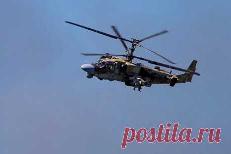 Российский командир Ка-52 рассказал о пятисекундном маневре перед атакой. Российский командир разведывательно-ударного вертолета Ка-52 Воздушно-космических сил (ВКС) России рассказал о пятисекундном маневре, который выполняется перед атакой позиций Вооруженных сил Украины. Об этом сообщили в Минобороны, пишут «Известия». По его словам, российский вертолет Ка-52 маневренный.
