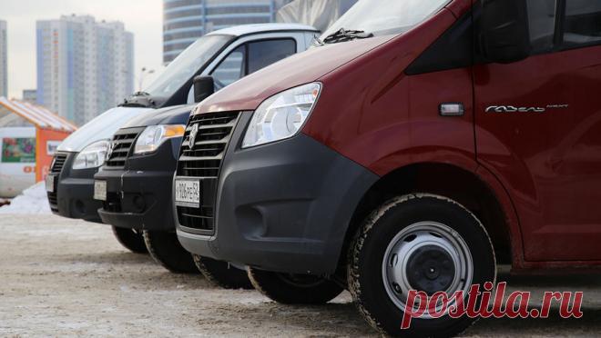 Россиянам рассказали, как избавиться от стоящих во дворах рекламных "Газелей". Владельцев стоящих неделями во дворах жилых домов "Газелей" и автоприцепов с рекламными баннерами могут оштрафовать на сумму от 500 тысяч до 1 миллиона рублей. Об этом "Газете.Ru" рассказал эксперт по ЖКХ Дмитрий ...