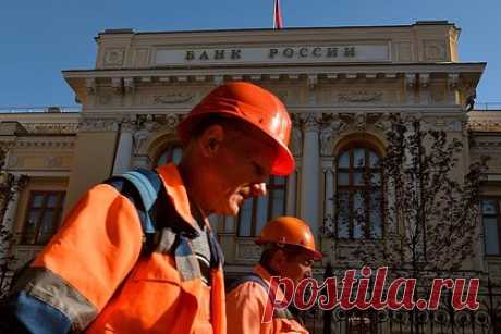 В ЦБ предложили перестать «долбиться в стену» по вопросу безотзывных вкладов. Банк России предложил отложить реализацию собственной идеи о введении безотзывных вкладов. Необходимость перестать «долбиться в стену» по этому вопросу первый зампред ЦБ Владимир Чистюхин связал с отсутствием общественного согласия. По его словам, сейчас россияне «просто не созрели».