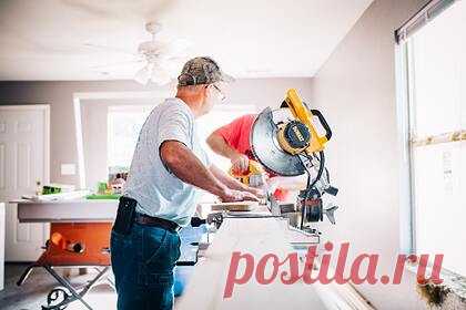 Перечислены смертельно опасные виды домашних ремонтных работ. Ремонтники из британской компании Help Me Fix предостерегли от самостоятельного выполнения некоторых домашних работ, например починки газа, крыш и розеток. Так, любой вид работ, связанный с электричеством, нужно перепоручить специалистам, даже смену розетки. То же касается ликвидации слоя старой краски.