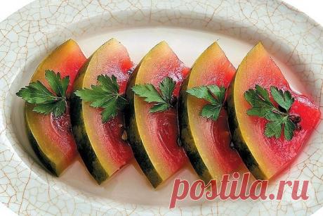 6 СУПЕР - РЕЦЕПТОВ СОЛЁНЫХ АРБУЗОВ В БАНКАХ
● Чтобы не потерять эту информацию, жмите "Класс!" и "Поделиться"
Как солить арбузы в банках?! Кого-то можно сиим сильно удивить, а для кого-то это настоящее лакомство, хорошая закуска и напоминание о лете. Свежайшие арбузы в летнюю пору, а консервированные в зимнюю пору – самый верный вариант разнообразить своё меню с большой полезностью для организма. 
Рецепт соленых арбузов № 1
Приготовим заблаговременно 2 кг ягод арбуза, 1 ли...