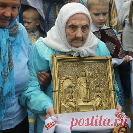 ВСЕ БОЛЕЗНИ ИЗЛЕЧИМЫ .

Бывает, Господь дарует особую милость людям, когда они находятся, как говорится, на краю пропасти. Например, когда в последней стадии рака выписывают их из больницы умирать, или заболеют иной неизлечимой болезнью. Тогда за соломинку хватаются – идут в Церковь, так как больше ничего не помогает. Я сам много раз был свидетелем тому, как такие люди, исповедовавшись, причастившись, пособоровавшись, начав читать молитвы (то есть, совершенно изменив прежн...