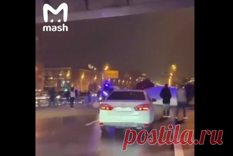 Упавшая в Москве с эстакады фура попала на видео. В Москве на Ленинградском проспекте фура упала с эстакады, место аварии попало на видео. Движение по Ленинградскому проспекту в сторону центра Москвы полностью перекрыто. Автомобили перенаправляют через дублер Ленинградского проспекта. Дептранс просит водителей планировать маршруты в объезд места ДТП.