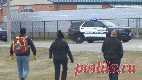 Неизвестный устроил стрельбу в американской школе. Неизвестный устроил стрельбу в школе в городе Перри в США. Об этом сообщает телеканал NBC News. Город Перри находится в штате Айова. Сообщение о стрельбе поступило в 7:40 по местному времени (16:40 мск). О пострадавших не сообщается, ...