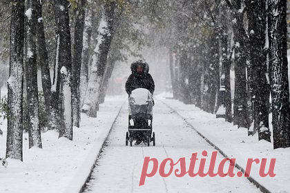 Москвичам пообещали снежную и морозную неделю. Предстоящая неделя в Москве будет снежной и морозной. Такую погоду жителям столицы пообещала главный специалист московского Метеобюро Татьяна Позднякова, пишет РИА Новости. По словам эксперта, столбик термометра в начале недели по ночам будет опускаться в среднем до минус восьми — минус 10 градусов Цельсия.