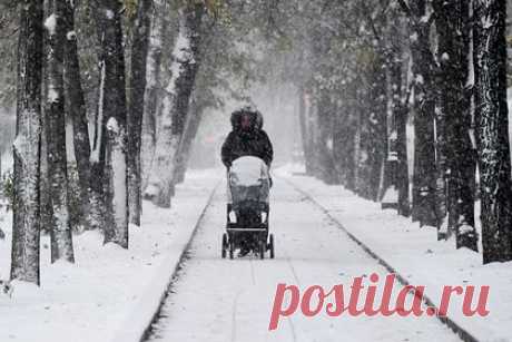 Москвичам пообещали снежную и морозную неделю. Предстоящая неделя в Москве будет снежной и морозной. Такую погоду жителям столицы пообещала главный специалист московского Метеобюро Татьяна Позднякова, пишет РИА Новости. По словам эксперта, столбик термометра в начале недели по ночам будет опускаться в среднем до минус восьми — минус 10 градусов Цельсия.