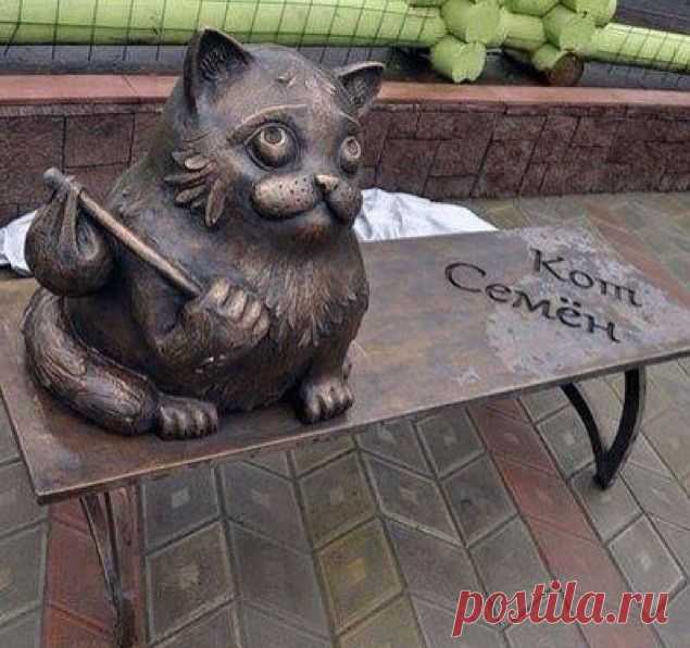 В Мурманске стоит памятник коту Семёну.

Как гласят городские легенды, в 90-годы хозяева кота возвращались из отпуска вместе с домашним питомцем, однако, в пути Семен пропал,

но возвращаться за ним уже не стали. Потерявшийся в Москве кот прошел 2000 км, чтобы вернуться домой в Мурманск. Дорога заняла у него 6,5 лет.