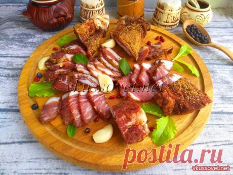 Вяленое мясо из свинины Сыровяленое мясо – отличная альтернатива покупным колбасам и мясным деликатесам. Приготовить его в домашних условиях не составит никакого труда. Для рецепта понадобятся свежий кусок свинины, лучше с жирком. Можно вялить корейку, вырезку или шейку по вашему выбору. Мясо не подвергается