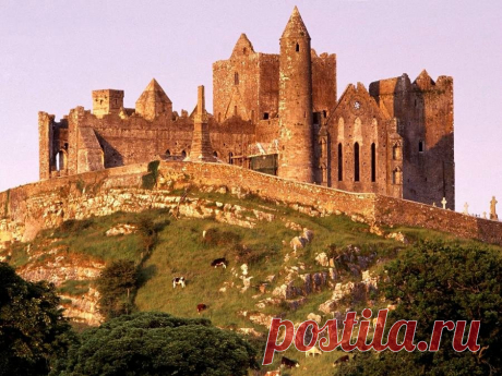 Чарующая Ирландия
Скала Кашел (Rock of Cashel)
Также известная как Скала Св. Патрика, расположена в городе Кашел (Cashel) графства Южный Типперэри в Ирландии.
Скала Кашел была резиденцией королей Ирландии несколько сотен лет до норманнского вторжения.  Является национальным памятником Ирландии под номером 128 и кандидатом на включение в список Всемирного наследия ЮНЕСКО в Ирландии.