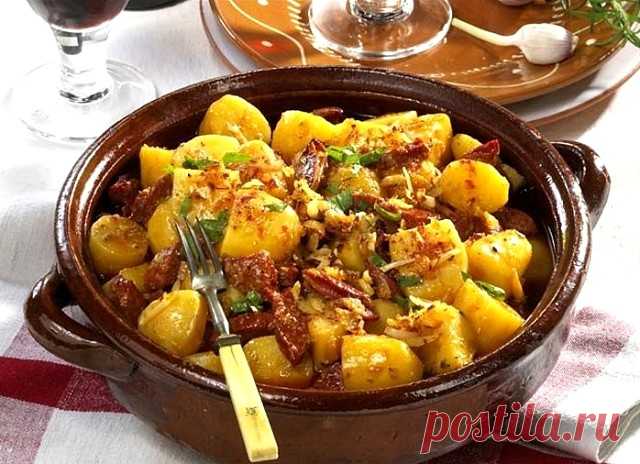 Тушеный картофель с сардельками 

Отличный рецепт приготовления вкуснейшего тушеного картофеля с ароматными сардельками.