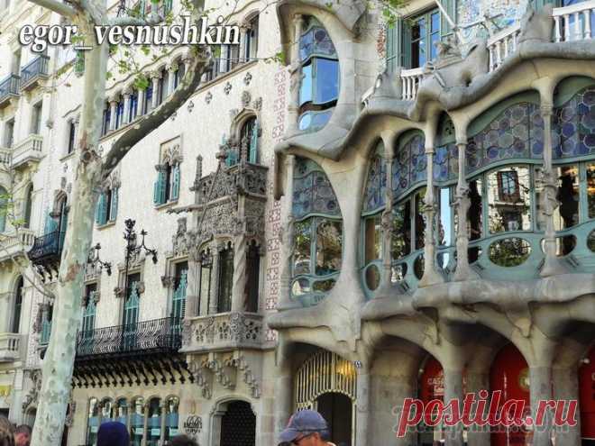 Шедевры мировой архитектуры... Гауди Антонио “Господа, перед нами либо гений, либо сумасшедший”, - сказал председатель комиссии на защите дипломного проекта Антонио Гауди-и-Корнета в барселонской провинциальной школе архитектуры. Ни один путешес...