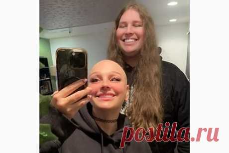 Мужчина четыре года отращивал 80-сантиметровые волосы ради лысой возлюбленной. Житель США почти четыре года отращивал волосы ради того, чтобы сделать из них парик для лысой возлюбленной. 31-летний Коди Эннис из штата Мичиган познакомился с 27-летней Ханной Хоскинг в ноябре 2019 года. Девушка рассказала, что в семь лет у нее диагностировали алопецию.