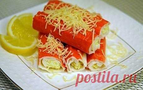 Фаршированные крабовые палочки.
