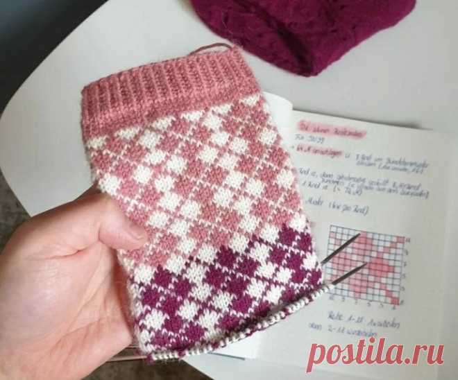 Красивый жаккардовый узор спицами Красивый жаккардовый узор спицамиВсе жаккардовые узоры идеальны для холодов потому, что очень теплые.