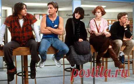 Пятеро школьников в наказание за различные проступки вынуждены приехать в школу в выходной. Здесь им следует подумать над своим поведением и написать сочинение на тему «Кем вы себя представляете?». Общего между юными хулиганами — ноль. У кого-то — богатые родители, у кого родителей нет вообще, кого-то ждет престижный университет, кто-то вообще старается не задумываться над будущим. Но всего один день в четырех стенах поможет им обрести новых друзей и заставит пересмотреть свои взгляды на жизнь.