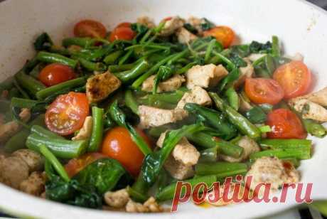 Вкусно и полезно: Курица с фасолью, шпинатом и помидорами