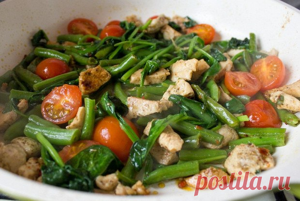 Вкусно и полезно: Курица с фасолью, шпинатом и помидорами
