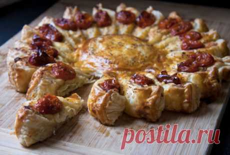 Пирог-солнце из слоеного теста, сыра и овощей. Просто и красиво, полный рецепт по ссылке > https://www.houzz.ru/ideabooks/72474272/list/diy-pirog-solntse-iz-sloenogo-testa-syra-i-ovoshchey?m_refid=ru-ptr-reg-ok-stories-oct_recipes-72474272