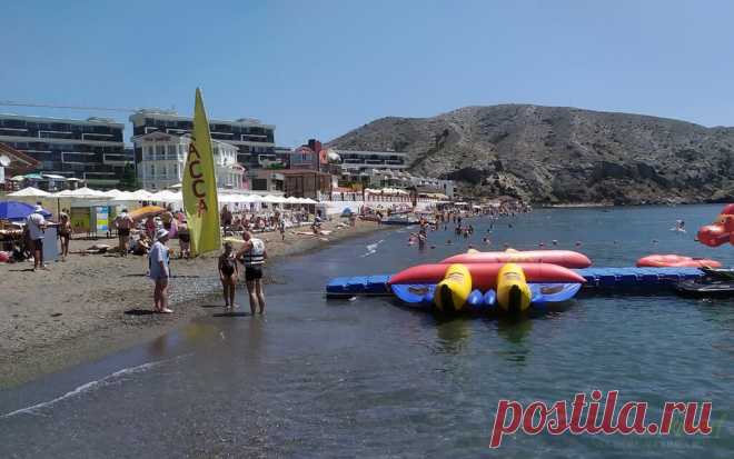 Отдых в Судаке на море, пляжи, цены и досуг | На полуострове Крым много стильных и современных курортов. Считается, что один из самых достойных – это город Судак. В нем все сосредоточено вокруг пляжного отдыха, местные живут им, а туристы приезжают только в сезон. Судак уже давно облюбовали люди среднего достатка и студенты: цены здесь традиционно ниже ялтинских.