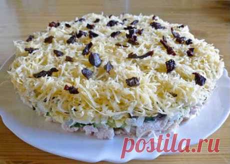 Салат дамский каприз - рецепт с курицей, черносливом, ананасом