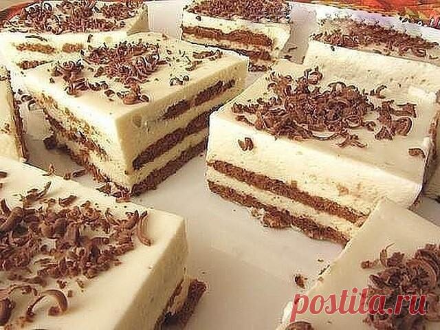 Быстрый тортик к чаю 

Без выпечки и других заморочек. Время приготовления - 20 минут.

 Ингредиенты для «коржей»:
— печенье с какао около 300 г (самое обычное квадратное печенье без глазури и начинки).

 Ингредиенты для крема:
— 250 г творога,
— 250 г сметаны,
— 100 г сахара,
— 1 ст. л. желатина в гранулах,
— немного воды (около 75 мл).

 Ингредиенты для украшения:
— маленькая шоколадка.


 Приготовление:
сначала высыпаем столовую ложку желатина в воду и оставляем на неск...