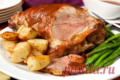 Баранья нога с яблоками