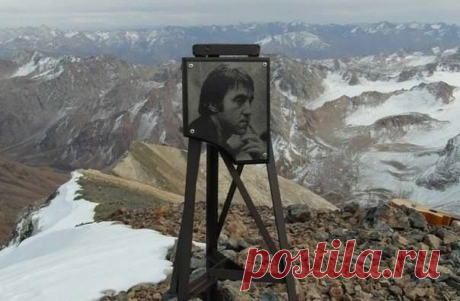 Пик Сайрамский. Западный Тянь-Шань. 4238 метров.
В память о Владимире Высоцком казахстанский альпинист Марс Садыков установил плиту с портретом.