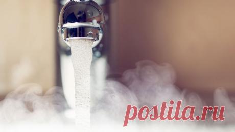 Россиянка пожаловалась на затопленный кипятком подвал жилого дома. В Омске подвал пятиэтажного дома на улице Карбышева уже почти две недели заливает кипятком. Об этом местная жительница рассказала изданию &quot;Новый Омск&quot;. Из-за конденсата от пара дом снаружи у первого подъезда покрылся ледяной ...