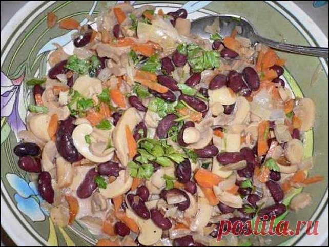 Салат с фасолью, сыром, куриным филе и шампиньонами — объедение!