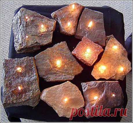 Угольки – вполне очевидно, что они должны гореть. Вероятно, не совсем так, как мы привыкли, но все-таки – гореть. Несколько странно будет увидеть на праздничном столе камешек, с фитильком и огнем на конце. Всего лишь свечка.