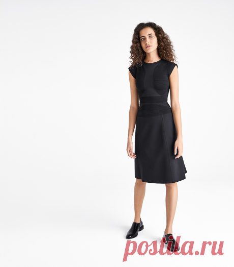 Wolford / Trinity dress. Купить на сайте. Доставка в Москва, Питер и другие города России. Гармоничное соединение стилей. Платья, расклешенные к низу в виде буквы А, вполне универсальны и практичны. Оригинальное сочетание вязанного топа без швов с короткими рукавами и юбки из очень мягкой ткани джерси создает оригинальный стильный образ. Сочетание р...
